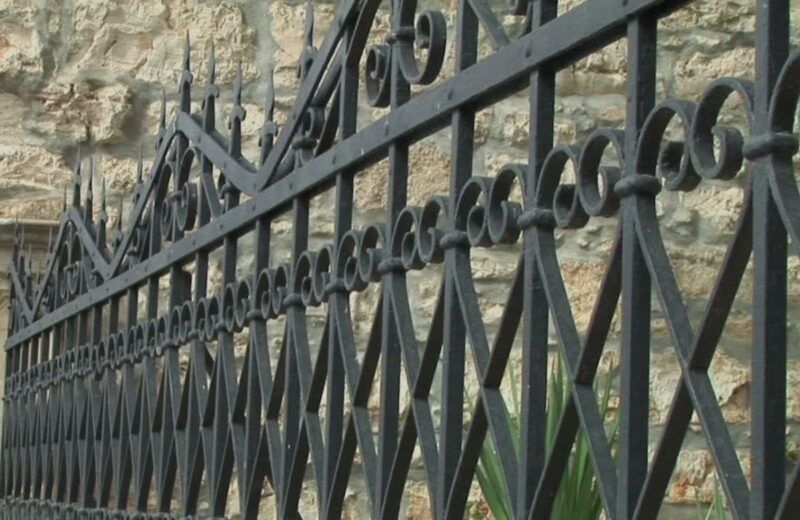 Ukrasne ograde spajaju estetiku i funkciju, ističu stil vrta i obogaćuju celokupan eksterijer doma.