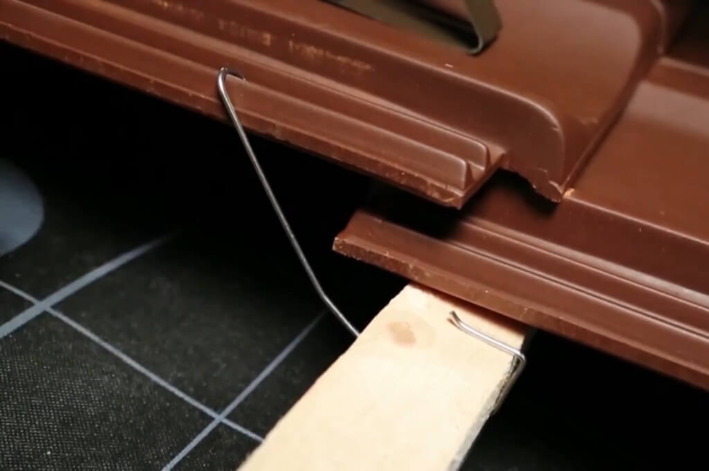 Metalna kopča koja fiksira crep na krovu