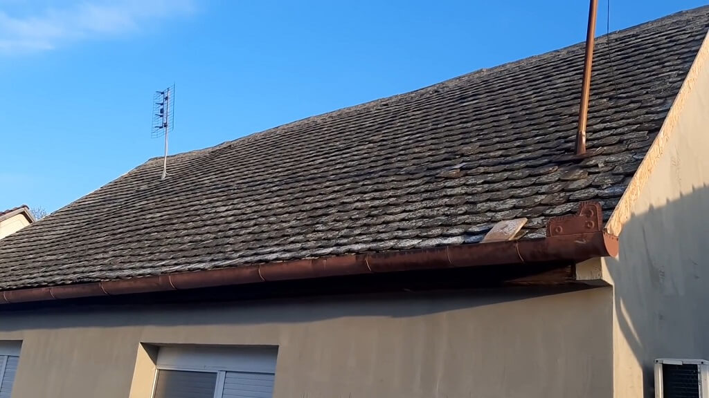 Ulegnut i dotrajao krov na staroj kući