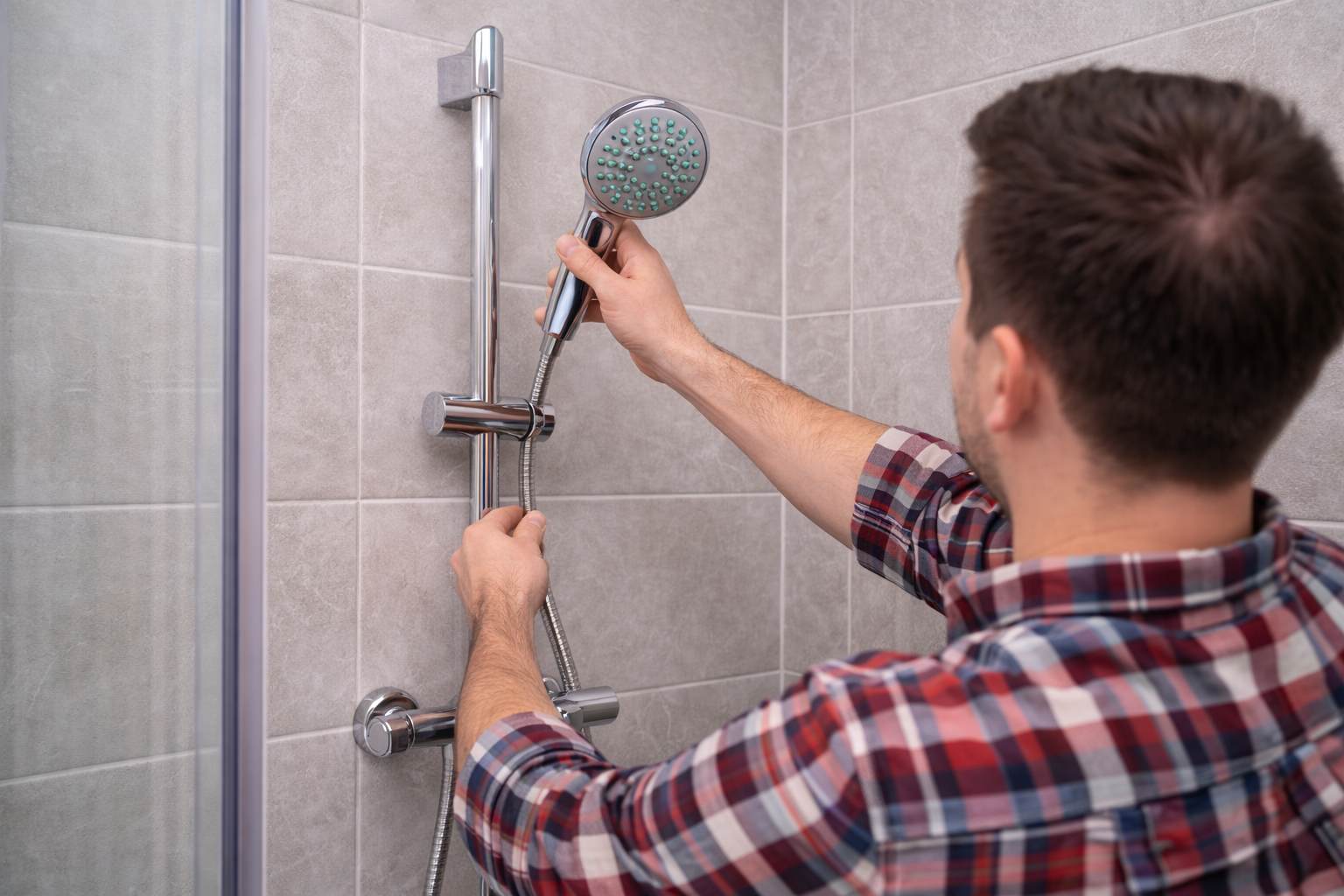 Menjanje tusa u modernom kupatilu